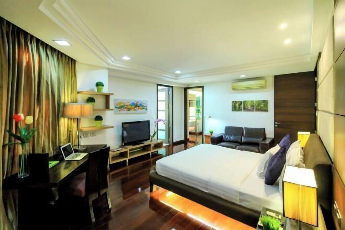 Premium bedding, minibar, in-room safe, desk
