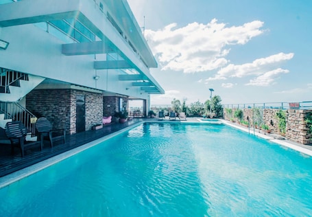 Pool auf dem Dach. Greenhills Elan Hotel Modern