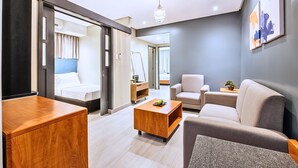 Family Suite | Premium bedding, minibar, in-room safe, desk - Greenhills Elan Hotel Modern (San Juan)