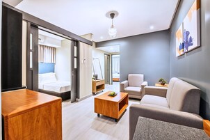 Suíte família | Roupas de cama premium, frigobar, cofres nos quartos, escrivaninha