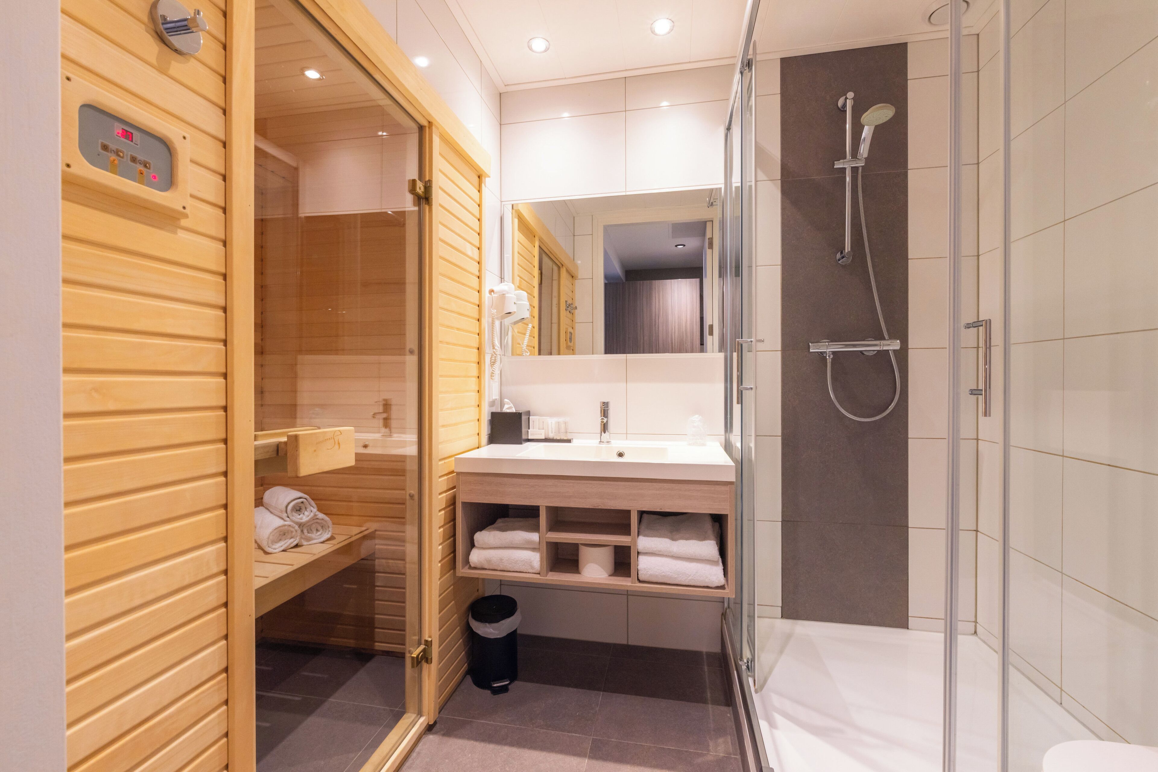 Deluxe Double or Twin Room | Bathroom
