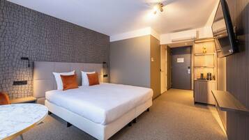 Deluxe Double Room | 1 bedroom, hypo-allergenic bedding, laptop workspace, blackout drapes