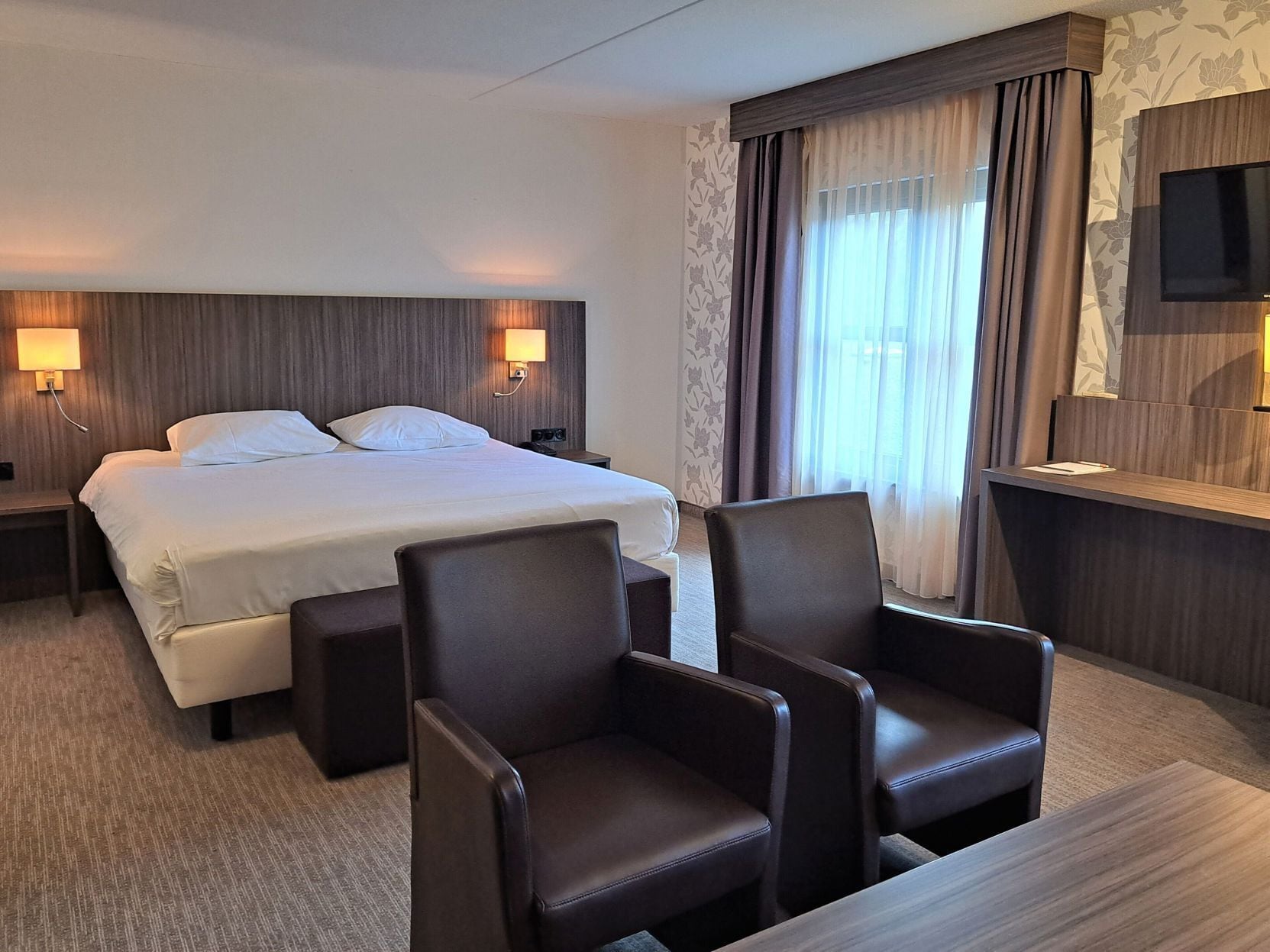 Ropa de cama hipoalergénica y espacio para trabajar con laptop 