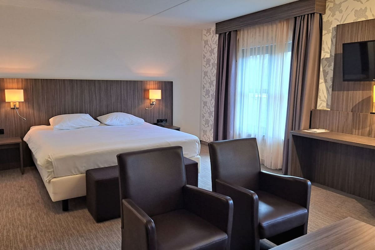 Ropa de cama hipoalergénica y espacio para trabajar con laptop