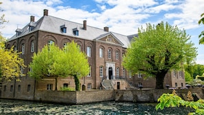 A historic brick building with a symmetrical facade, large windows, and a central entrance. - Asteria Hotel Venray (Venray)