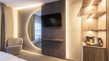 ملاءات للفراش لا تسبب الحساسية ومساحة عمل للكمبيوتر المحمول وستائر تعتيم