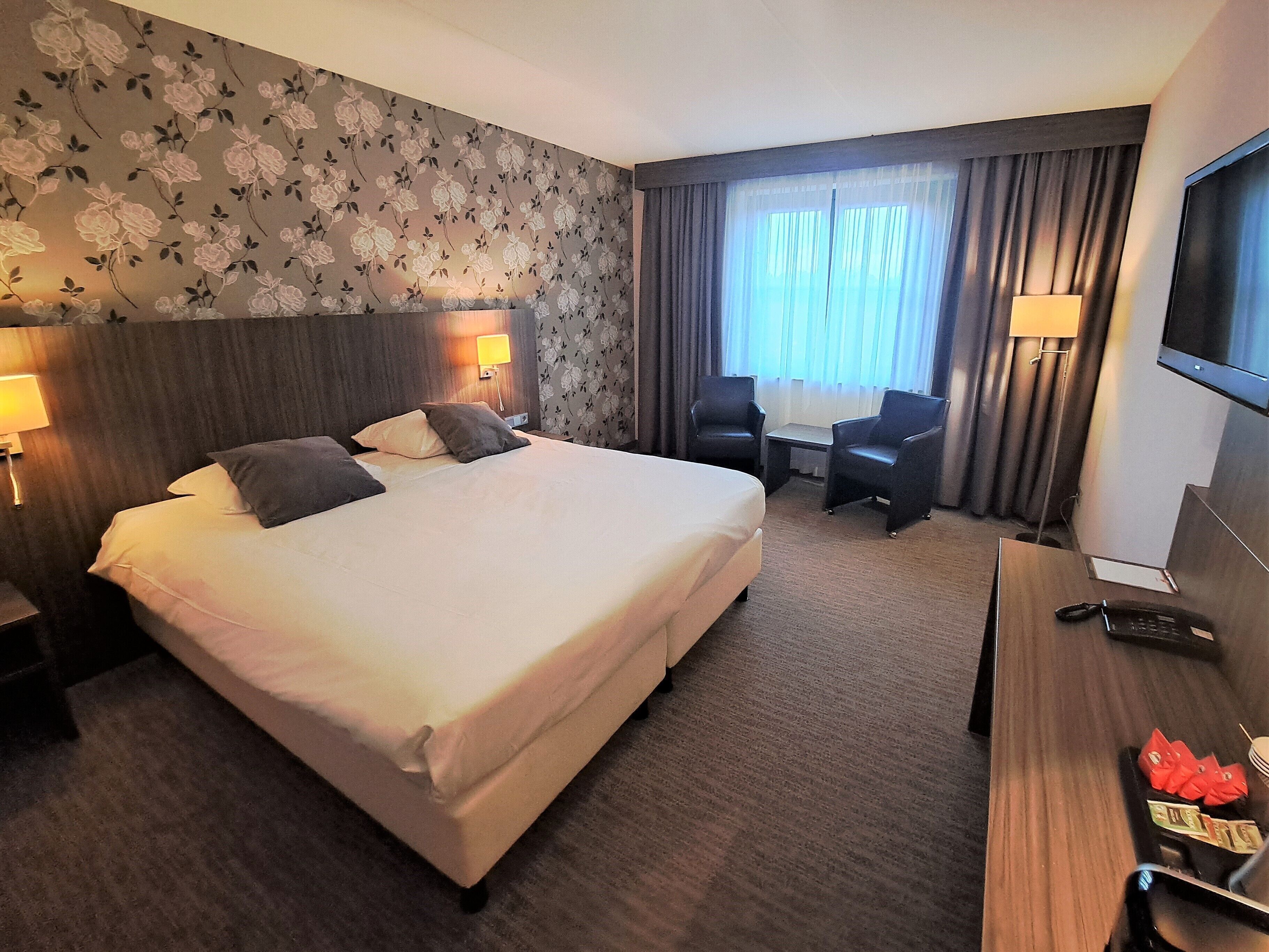 Ropa de cama hipoalergénica y espacio para trabajar con laptop 