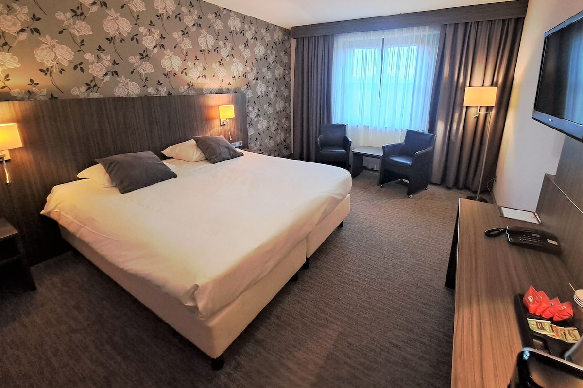 Ropa de cama hipoalergénica y espacio para trabajar con laptop