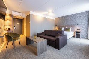 Suite | 1 bedroom, hypo-allergenic bedding, laptop workspace, blackout drapes