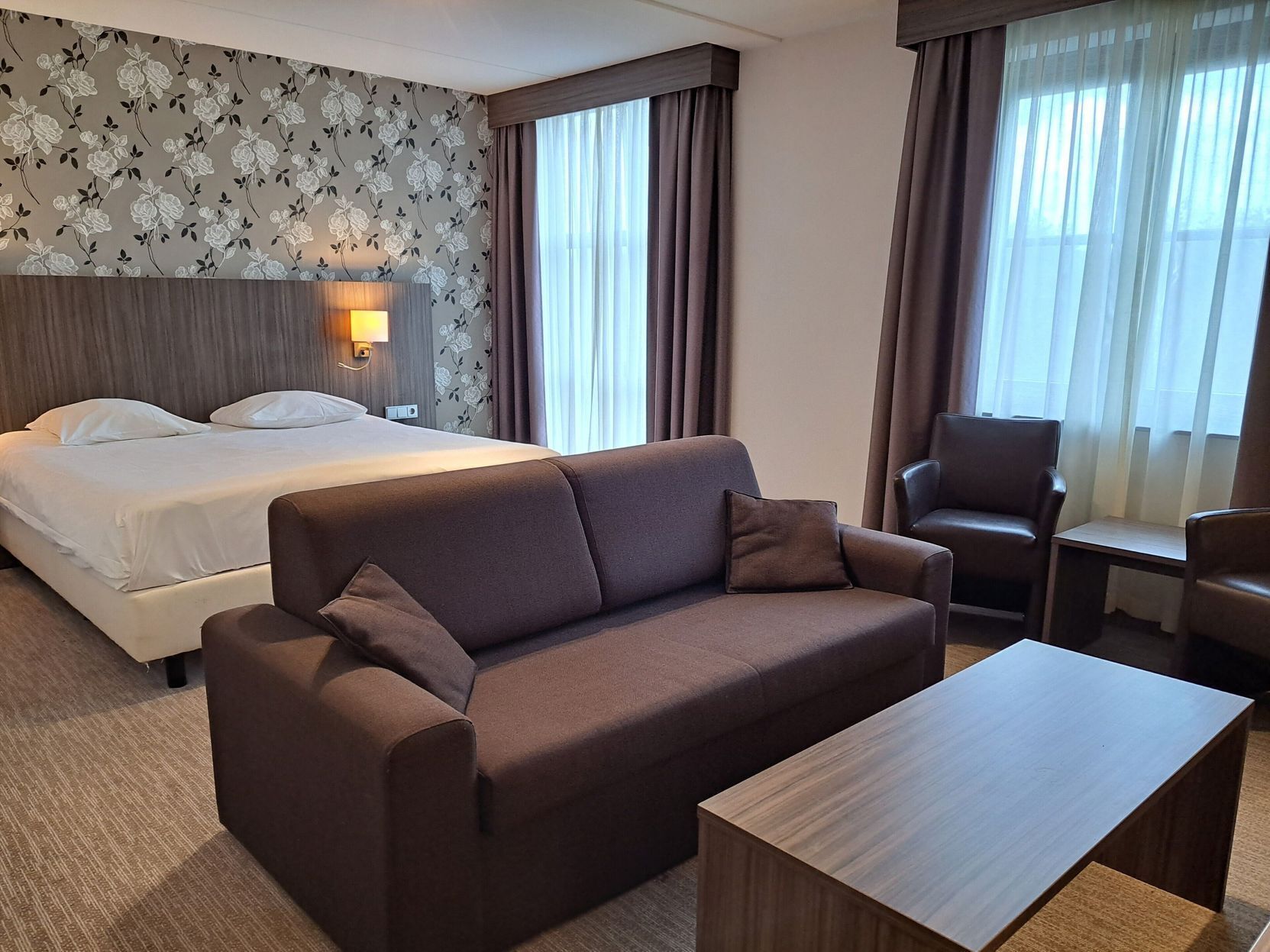 Ropa de cama hipoalergénica y espacio para trabajar con laptop 