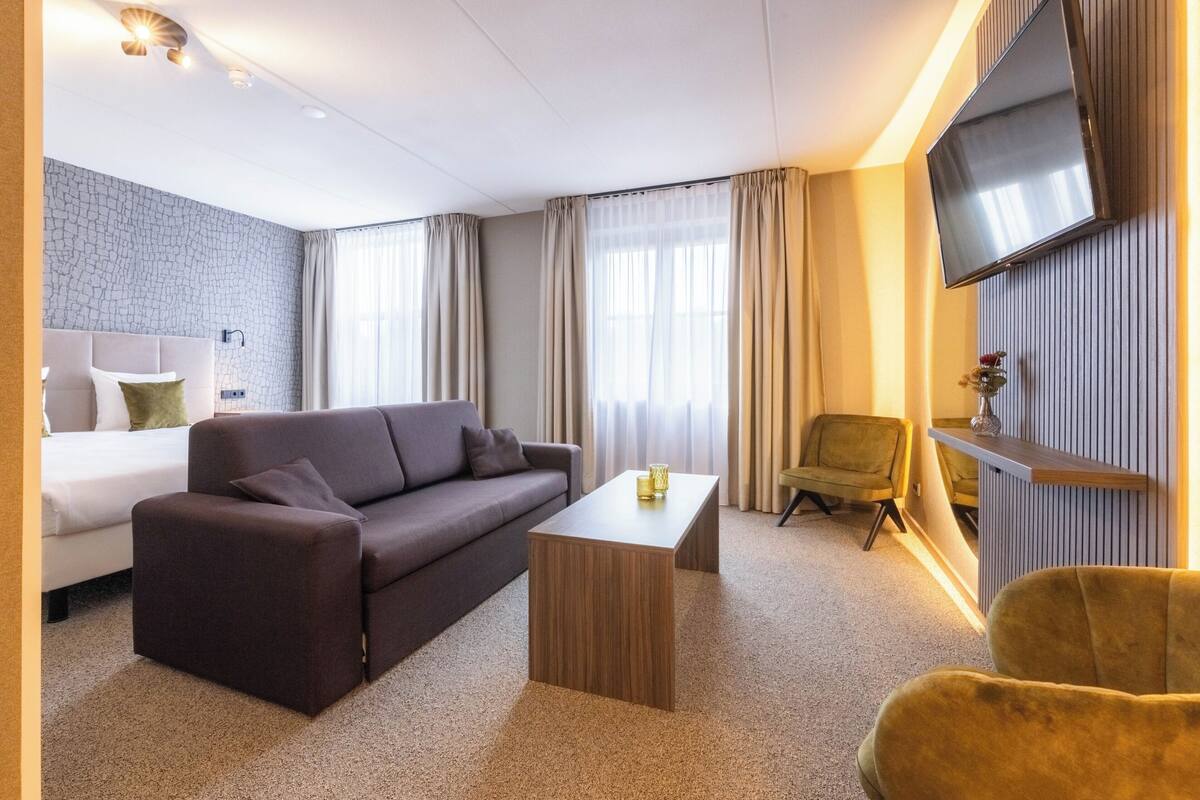 Junior Suite | 1 bedroom, hypo-allergenic bedding, laptop workspace, blackout curtains