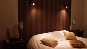 In-room safe, rollaway beds, individually decorated - Hotel Herard (BOURBONNE LES BAINS)