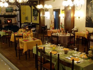 Phục vụ bữa trưa, đặc sản vùng