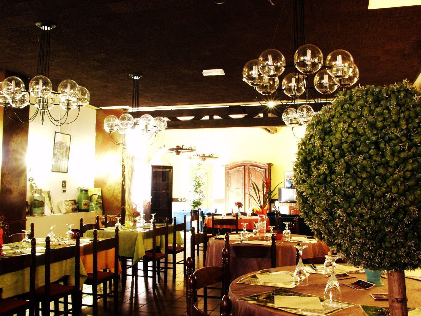 Menyajikan masakan daerah