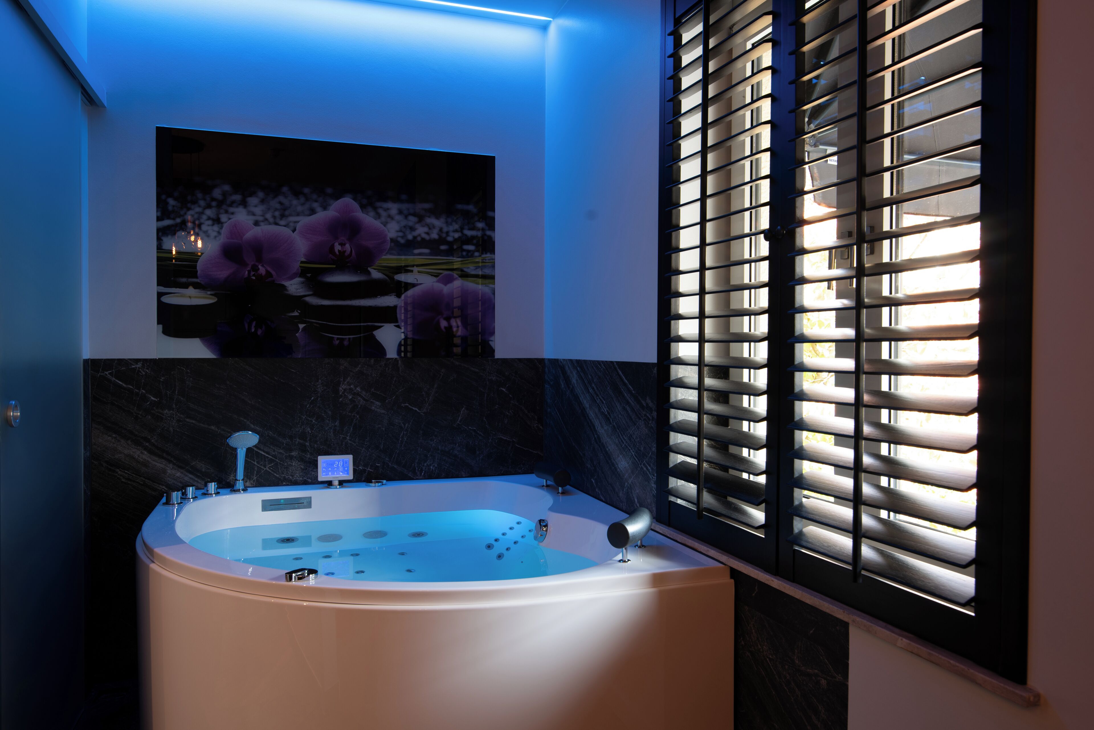 Superior kamer met bubbelbad | Badkamer | Designer toiletartikelen, een haardroger, handdoeken