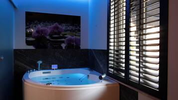 Superior kamer met bubbelbad | Badkamer | Designer toiletartikelen, een haardroger, handdoeken