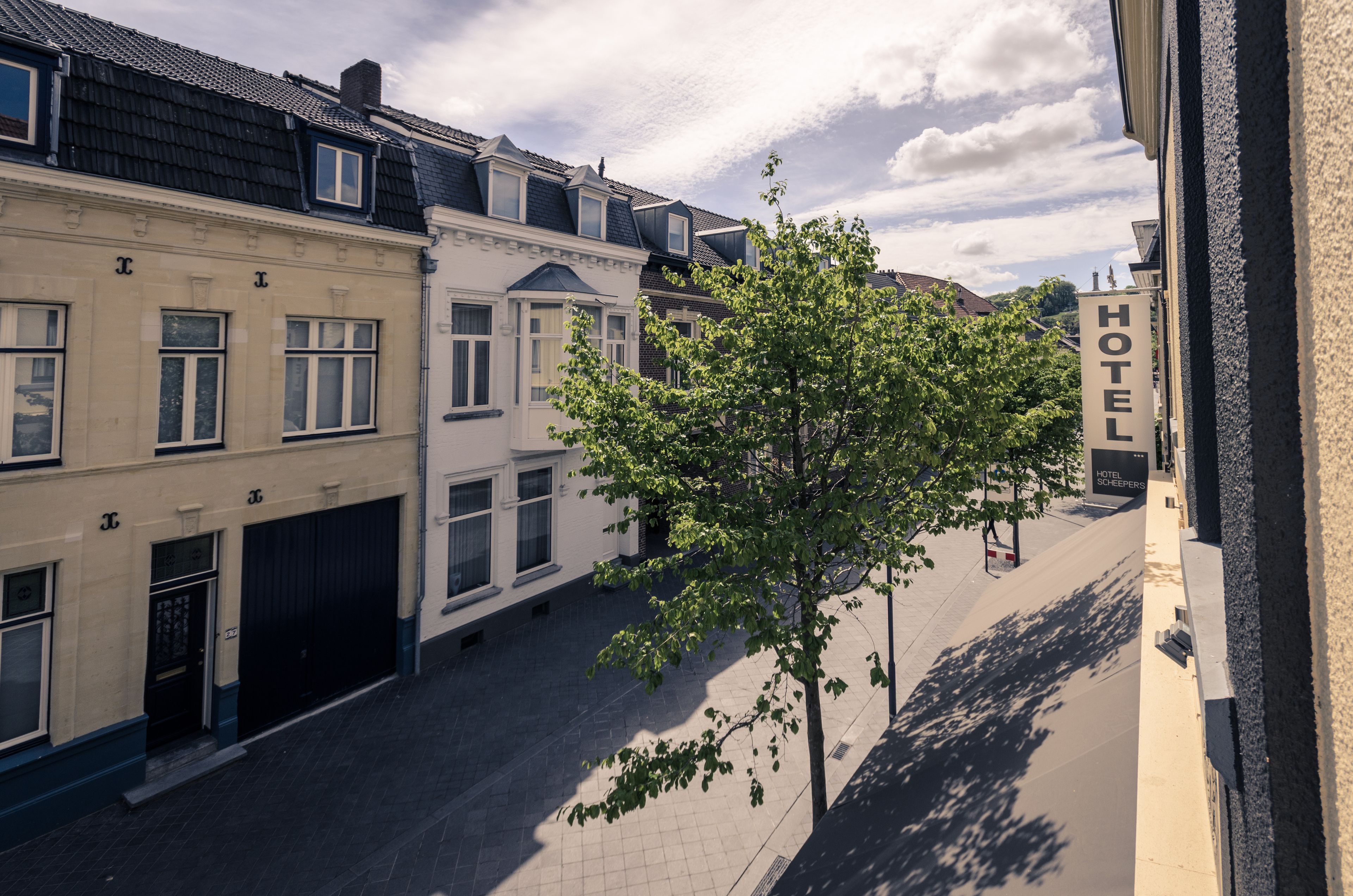 Bedden met traagschuimmatras, een kluis op de kamer