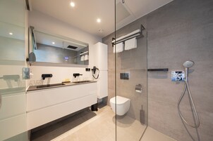 Quarto superior, 1 quarto, banheira de imersão | Banheiro | Produtos de toalete de grife, secador de cabelo, toalhas de banho