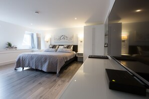 Superior Room, 1 Bedroom, Hot Tub | Memory-foam beds, in-room safe, individually decorated, desk - Boutique Hotel Scheepers (Valkenburg aan de Geul)
