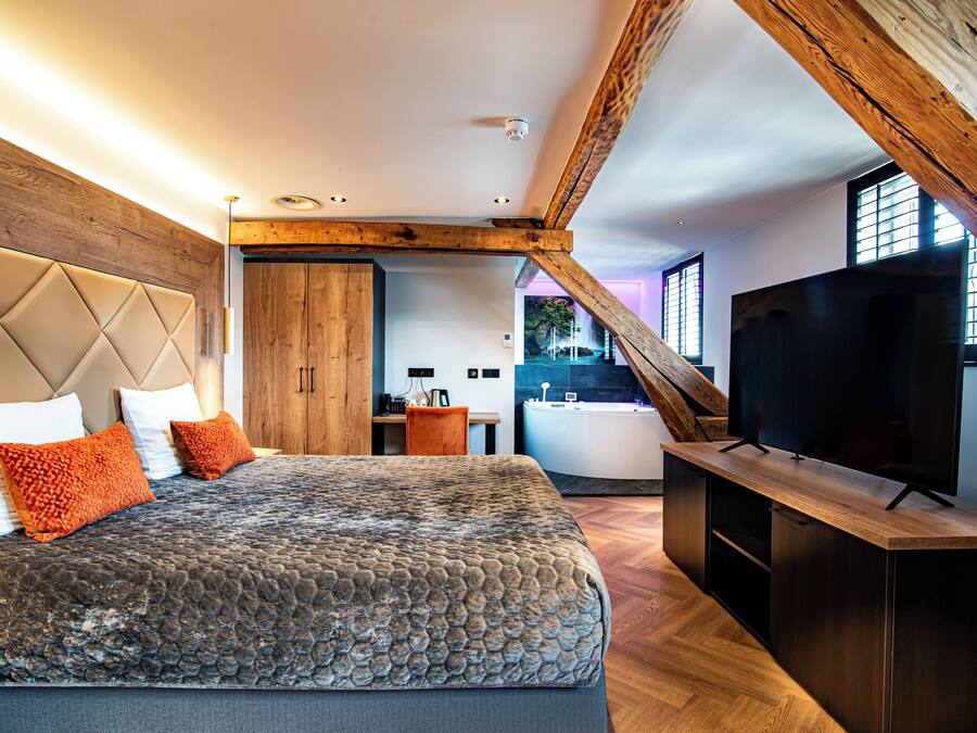 Superior room with whirlpool | Reception
