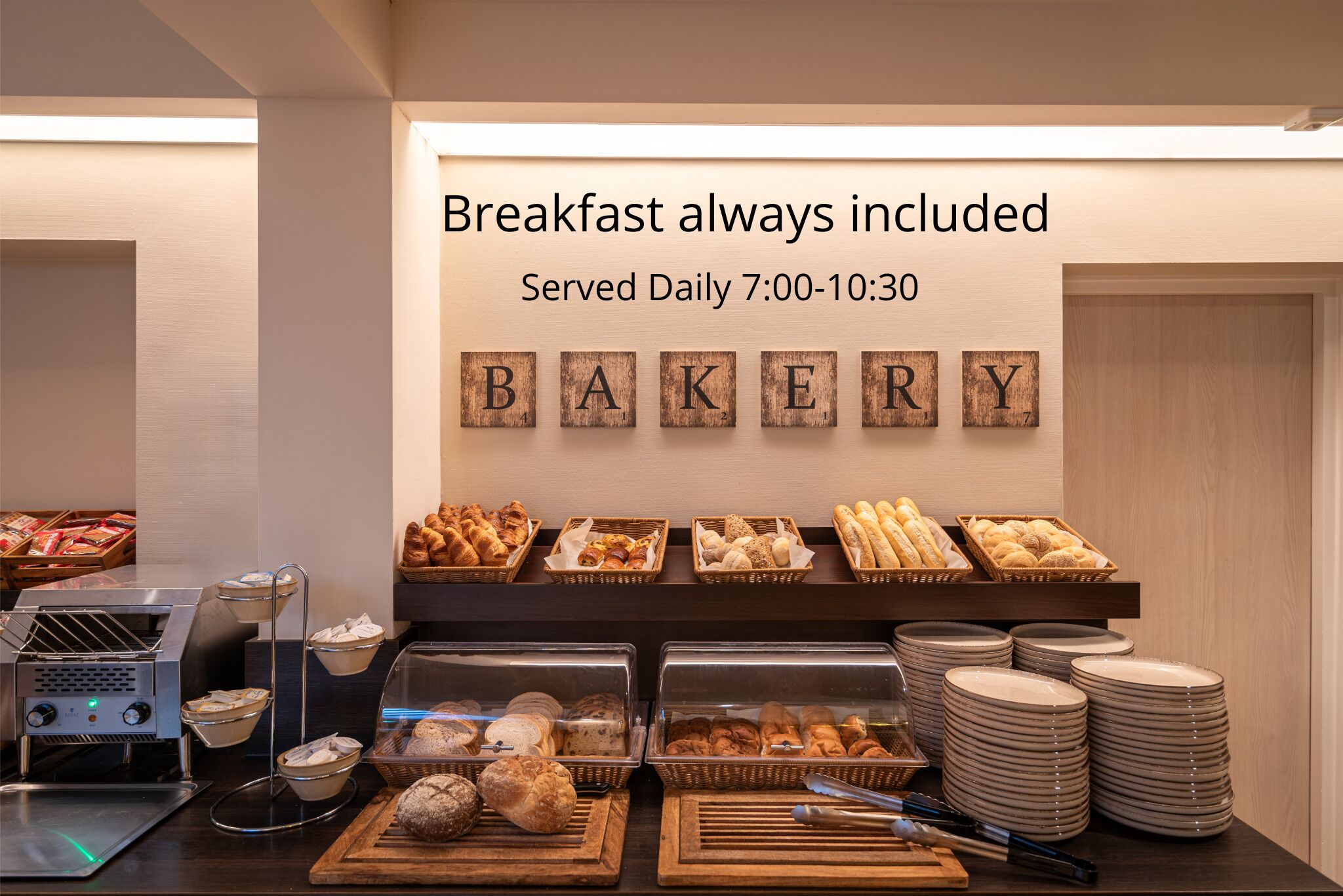 朝食 (ビュッフェ)、毎日提供 (1 名様 17.95 EUR)