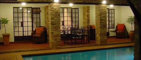 Una piscina al aire libre