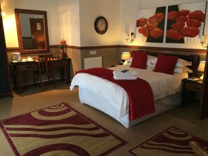 Quarto casal (Bath & Shower) | Roupas de cama premium, cofres nos quartos, escrivaninha