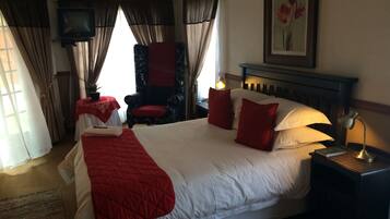 Ropa de cama de alta calidad y caja de seguridad en la habitación