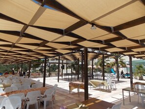 Se sirven desayunos y cocina internacional, con vista a la piscina