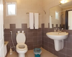 Combined shower/tub, deep soaking tub, free toiletries, hair dryer