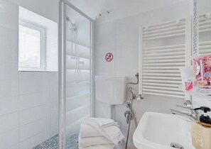 Double Room, Private Bathroom | Bathroom | Shower, rainfall showerhead, towels - Machiavelli Suites (Rome)
