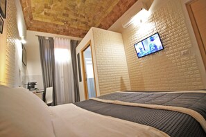 In-room safe, individually furnished, desk, blackout drapes - Machiavelli Suites (Rome)