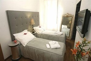 Couette en duvet d'oie, minibar, ameublement personnalisé
