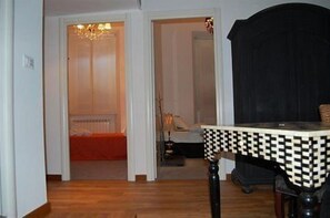 Cobrellits, minibar, mobiliari individual i habitacions insonoritzades 