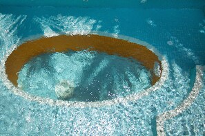Piscina externa, guarda-sóis, espreguiçadeiras