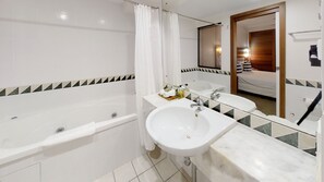 Bathroom - Silkari The Pavilions Port Douglas (Port Douglas)
