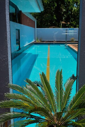 Piscina externa, guarda-sóis, espreguiçadeiras