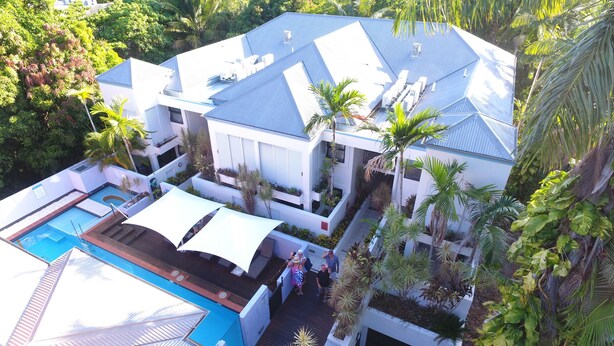 An aerial view of a modern house with a swimming pool, surrounded by lush greenery and palm trees. - Silkari The Pavilions Port Douglas (Port Douglas)