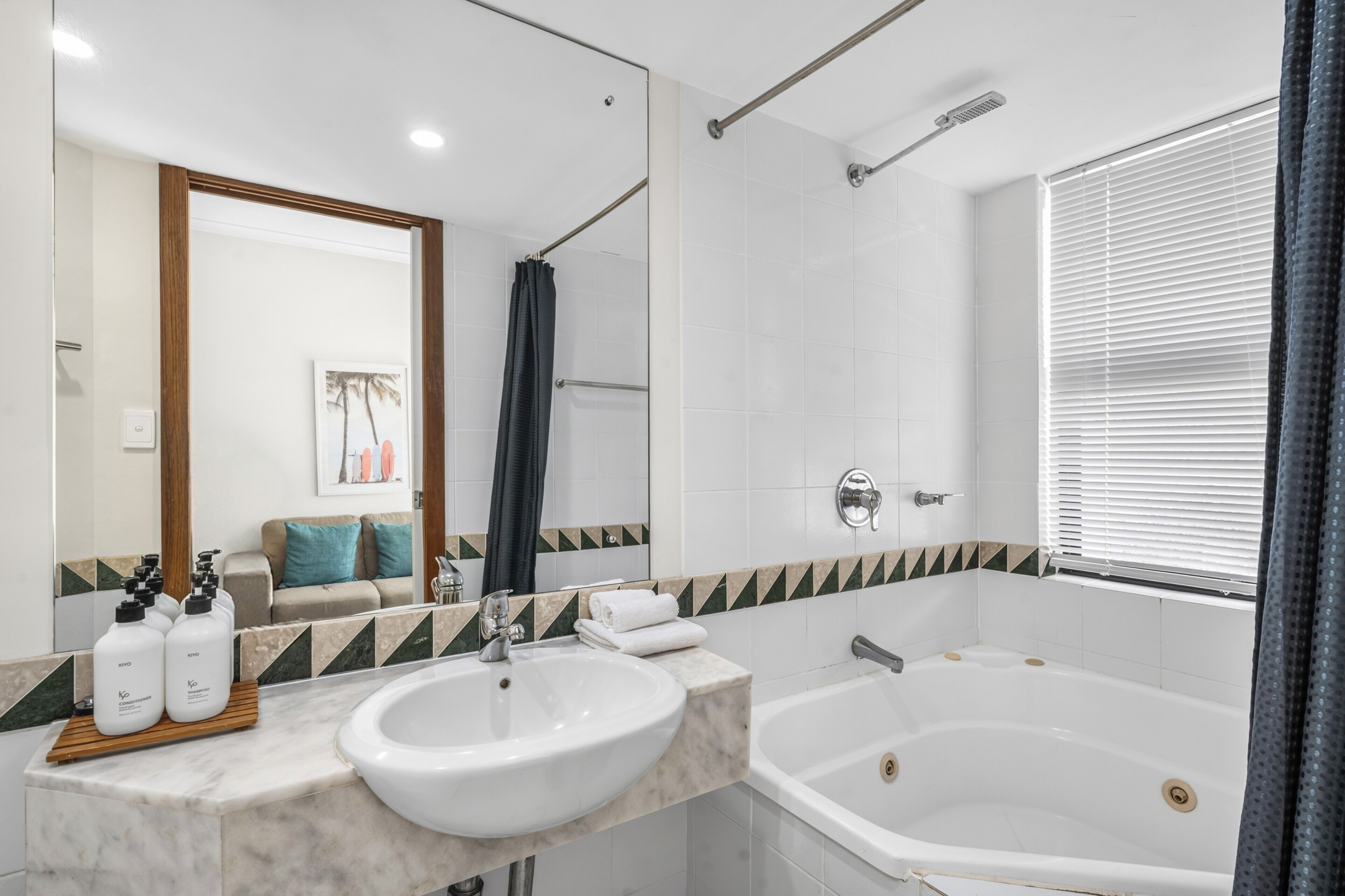Tina con regadera, tina de hidromasaje, amenidades de baño gratuitas 