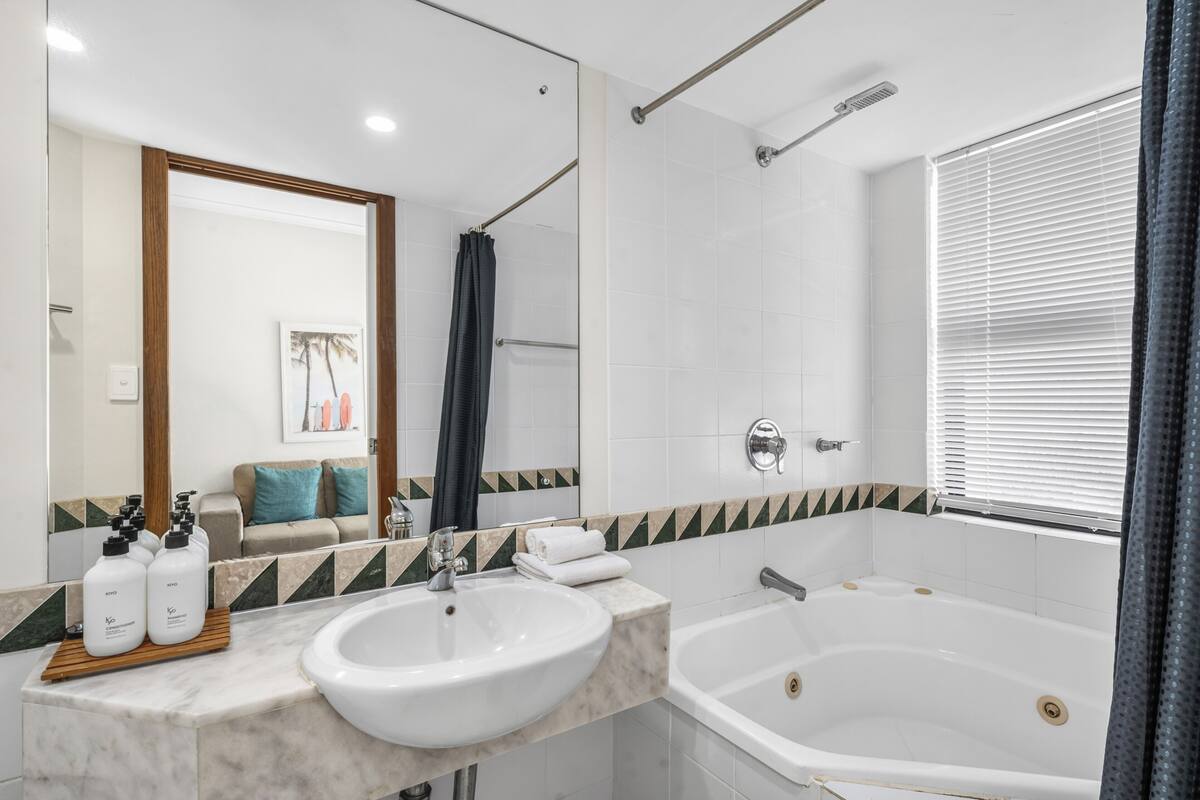 Tina con regadera, tina de hidromasaje, amenidades de baño gratuitas