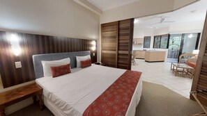 Apartamento, 1 quarto (Ground Floor) | Cofres nos quartos, ferros/tábuas de passar roupa, Wi-Fi de cortesia