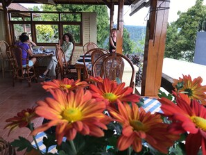 Free daily continental breakfast  - Meme Surung Homestay (Munduk)