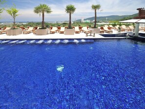 Innendørsbasseng,3 utendørsbassenger, bassengparasoller og solsenger