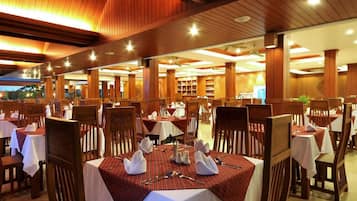 2 restaurants; breakfast, lunch and dinner served