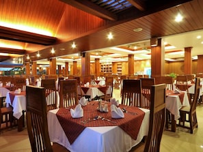 2 restaurantes; se sirve desayuno, almuerzo y cena