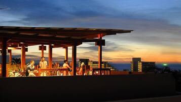 2 restaurants, breakfast, lunch, dinner served; international cuisine