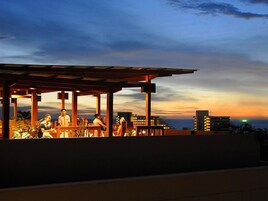 2 restaurants, breakfast, lunch, dinner served; international cuisine 