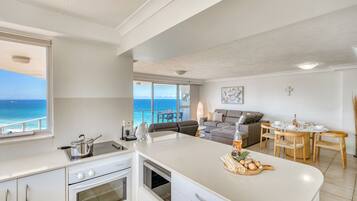 Fridge, microwave, stovetop, dishwasher