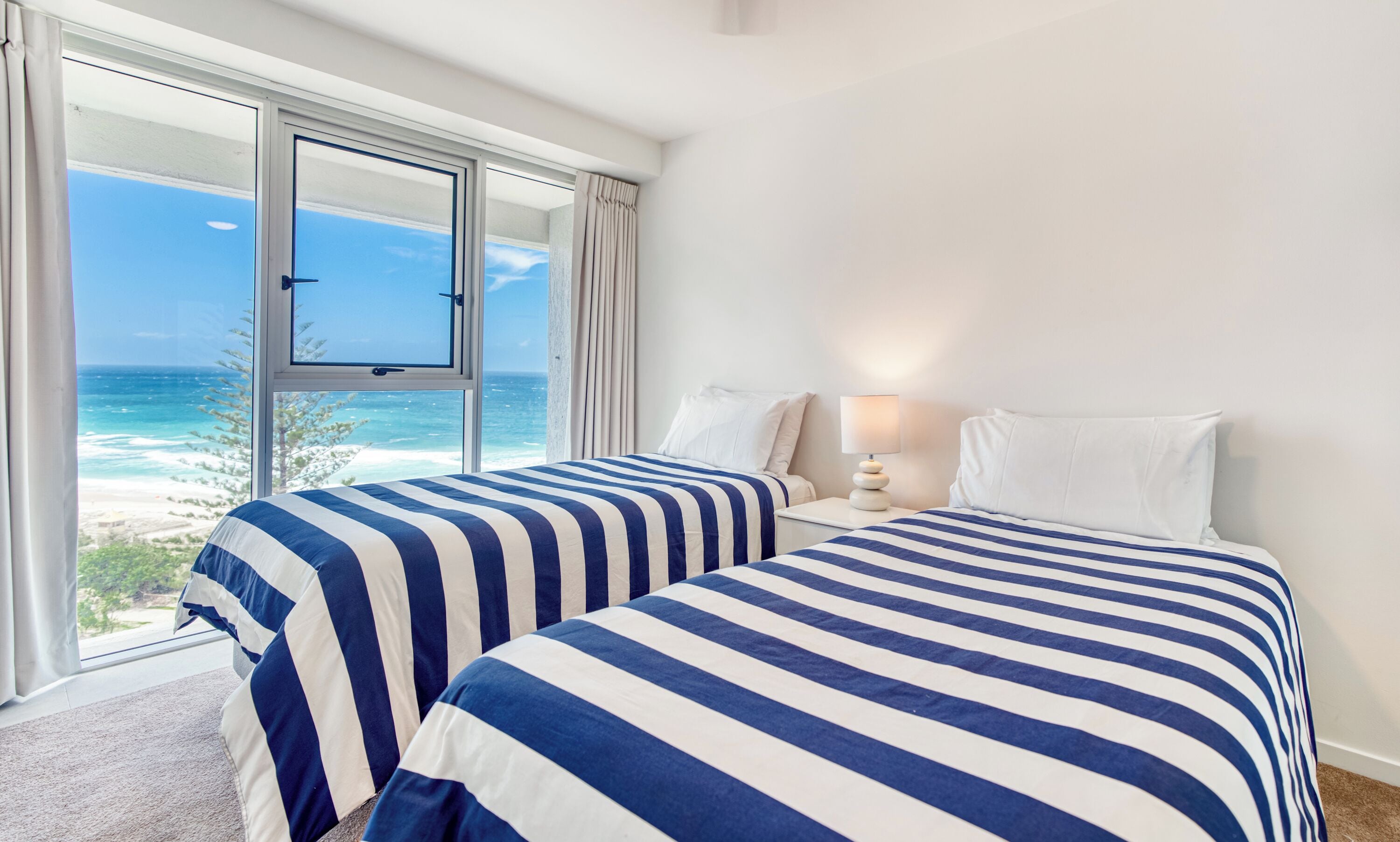 Superior appartement, 2 slaapkamers, uitzicht op zee | Badkamer | Een douche, een haardroger, handdoeken