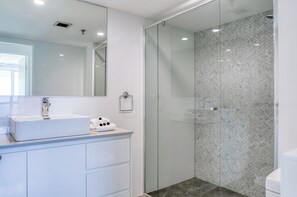 Shower, hair dryer, towels - Talisman Beachside (Broadbeach)
